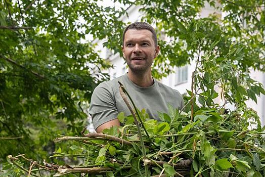 Екатеринбургский депутат Алексей Вихарев провел с волонтерами субботник в больнице на Эльмаше