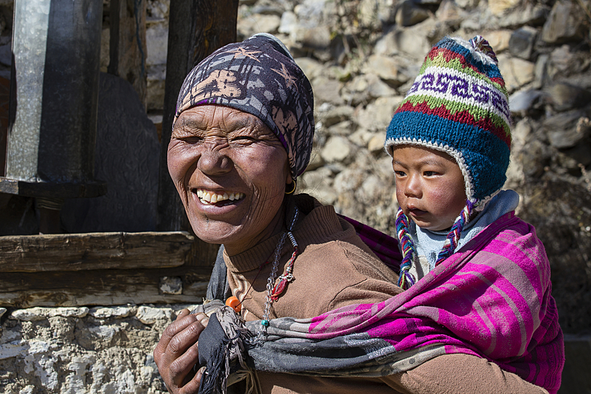 Гималаи: женой нужно делиться. В некоторых племенах Непала практикуют обычай брать одну жену на семью. Братья должны делиться друг с другом супругой. Таким странным образом непальцы поддерживают семейные ценности.
