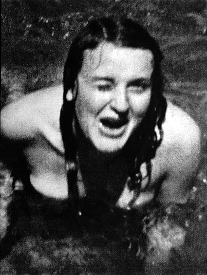 Ева Браун во время купания в озере. Фотография сделана Адольфом Гитлером