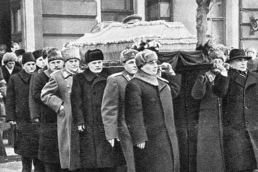 Удар по мертвецу: вторые похороны Сталина
