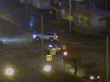 Внедорожник в центре Красноярска врезался в автомобиль Росгвардии: видео