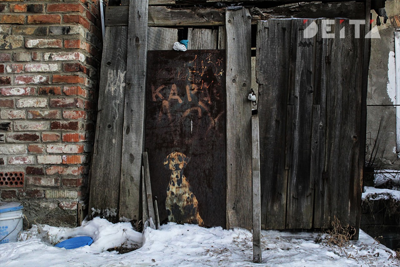 В Екатеринбурге машина врезалась в дом на Лётчиков и перевернулась