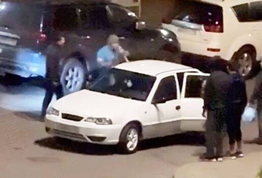 Доставщики еды устроили драку во дворе в Москве и попали на видео