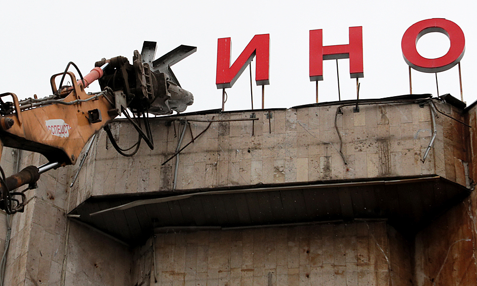   В Москве сносят киноцентр "Соловей", спецтехника "снимает" металлический фасад здания, об этом сообщает ТАСС.