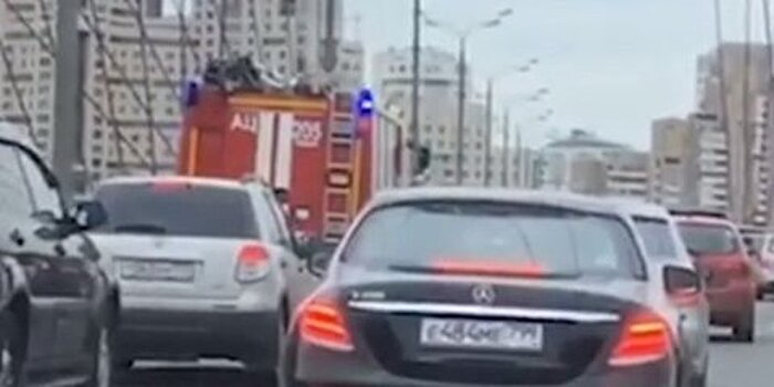 Движение затруднено на Живописном мосту после крупного ДТП