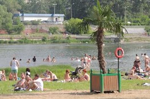 Из-за жаркой погоды красноярцы массово поехали к воде