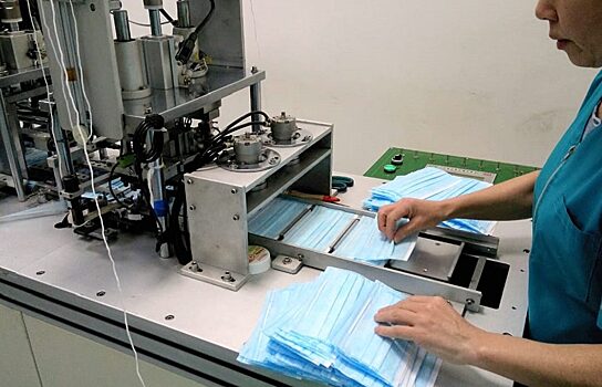 В Каменске-Уральском работницы сшивают 30 тысяч медицинских масок в сутки