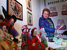 Участники проекта «Московское долголетие» шьют сувениры в славянских традициях