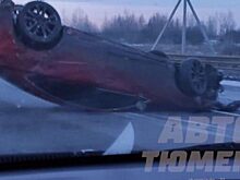 На тюменской объездной перевернулась Mazda на летней резине