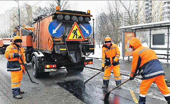 Дорожные службы СЗАО заделывают ямы после зимы