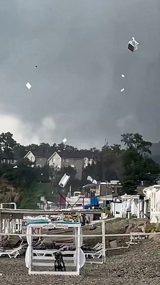 Кадры смерча на пляже в Краснодарском крае