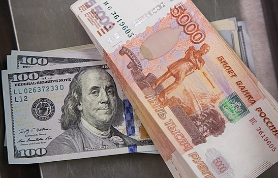 ЦБ зафиксировал снижение спроса населения на валюту