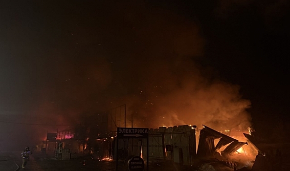 Прокуратура начала проверку после крупного пожара на складе в Волгограде