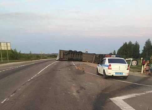 Под Ливнами в ДТП с внедорожником перевернулся МАЗ