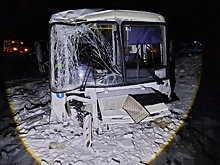 Два человека пострадали при столкновении Mazda с автобусом на омской трассе