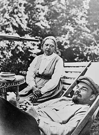 Председатель Совета народных комиссаров РСФСР Владимир Ильич Ленин и его супруга Надежда Константиновна Крупская в Горках, 1922 год