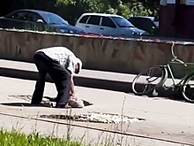Мужчина показал администрации Балахны, как надо чинить ямы на дороге