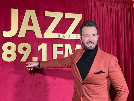 Певец Денис Клявер посоветовал смотреть советскую классику для новогоднего настроения