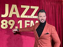 Певец Денис Клявер посоветовал смотреть советскую классику для новогоднего настроения