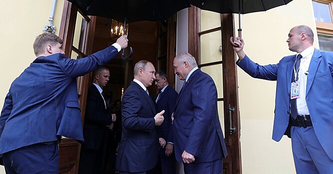 "Кремль давит на Лукашенко"