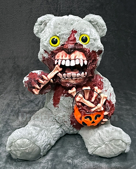 Магазин UndeadTeds выпускает страшных медведей каждые 7 — 14 дней, и их раскупают мгновенно. Мишки бренда едят червей, обгладывают кости и убивают других медведей. Отличный подарок фанату Хэллоуина.