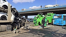 Фура протаранила автобус: момент серьезного ДТП в Москве сняли на видео