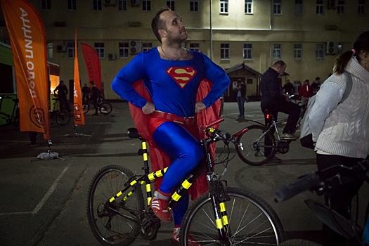 Путин и Супермен на велосипедах: фоторепортаж с ночного велопробега