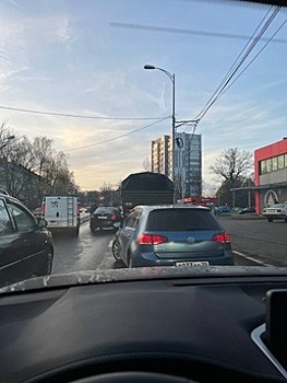 Невского встала в пробке из-за аварии на перекрёстке Островского