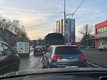 Невского встала в пробке из-за аварии на перекрёстке Островского