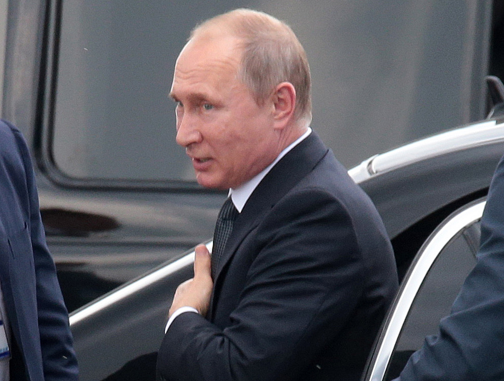 Путин поел мороженого в компании Иванова и Рогозина