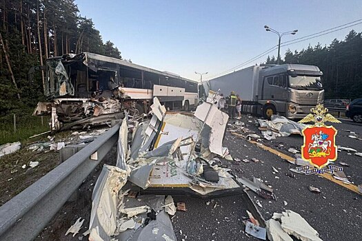 Водитель рейсового автобуса погиб при столкновении с фурой