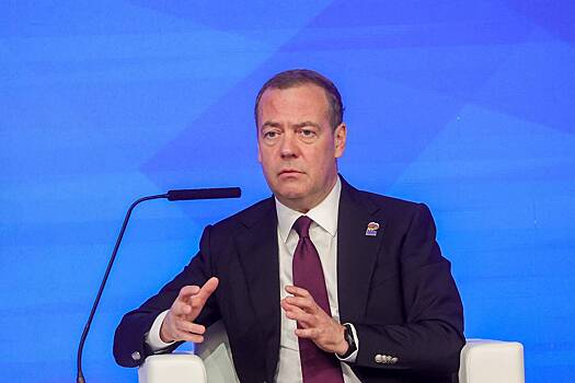 Медведев обвинил Зеленского в «зачистке конкурентов» и предрек «кровавый майдан»