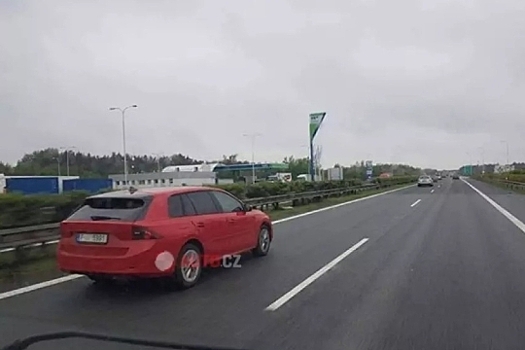 Новая Skoda Octavia попалась в минимальном камуфляже