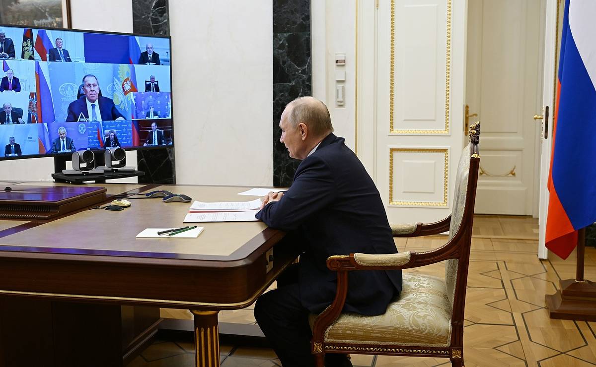 Во время совещания Путина с правительством раздался звонок