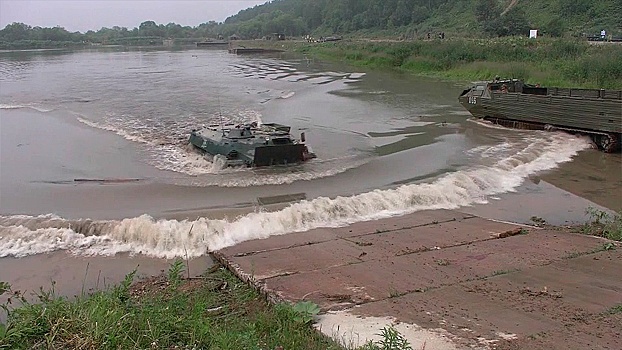 Танкисты и мотострелки ВВО отработали форсирование водных преград на Сахалине