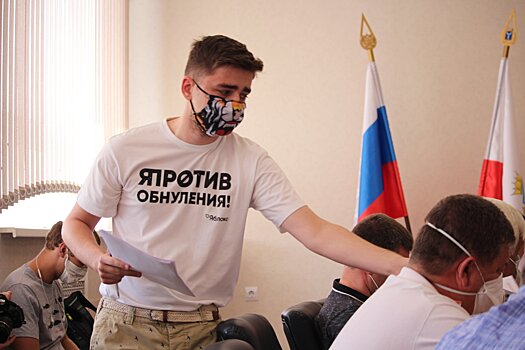 Трехдневное голосование. Активист «Яблока» Федор Демьянчук пикетирует саратовский облизбирком