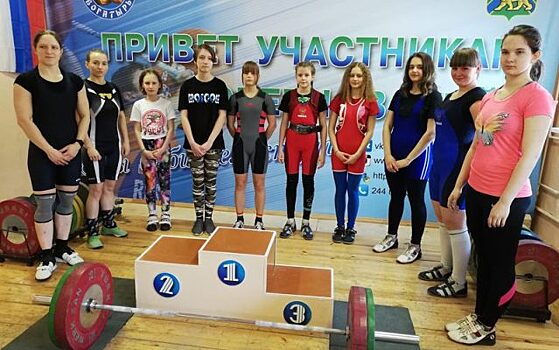 В преддверии 8 Марта юные жительницы Владивостока установили фейерверк рекордов по тяжёлой атлетике