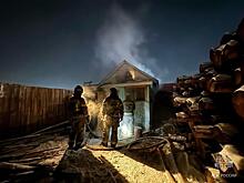 Крыша жилого дома загорелась в Хилке