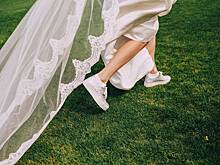 Блогерша назвала безвкусными образы невест в кроссовках и нарвалась на их гнев