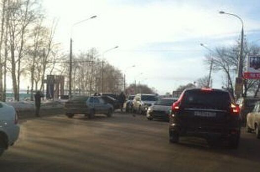 Четыре автомобиля столкнулись у вещевого рынка в Ульяновске