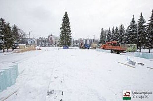 На площади имени Ленина в Уфе начали устанавливать ледовый городок