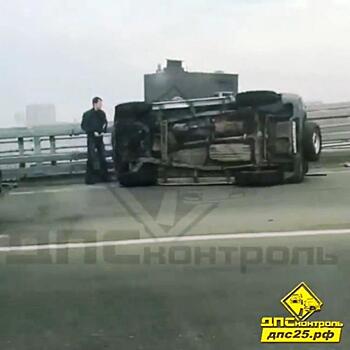 Новые автомобили с автовоза серьезно пострадали в ДТП во Владивостоке