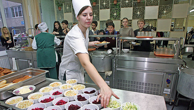 Система питания по карточкам заработает во всех школах Москвы