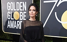 Джоли вышла на красную дорожку «Золотого Глобуса» укутанной в прозрачную ткань и перья, а Хадсон без стеснения показала грудь в платье-сетке