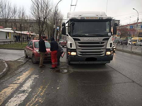Водитель «Ниссана» врезался в грузовик в Дзержинском районе