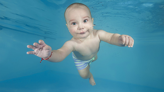 Ныряем с пелёнок: что даёт грудничковое плавание малышу и с чего начать