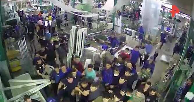Полиция проверяет видео массовой драки на заводе в Подмосковье