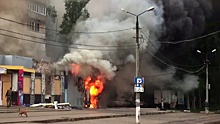 На юго-западе Донецка из-за обстрела ВФУ загорелся супермаркет: видео