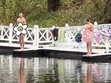 Куряне обсуждают купание голых парней