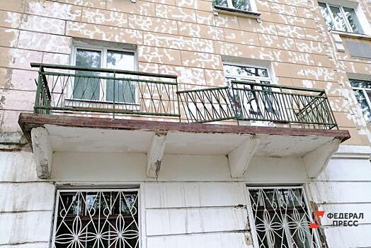 В Екатеринбурге посадили дебошира, столкнувшего с балкона 11-летнего сына